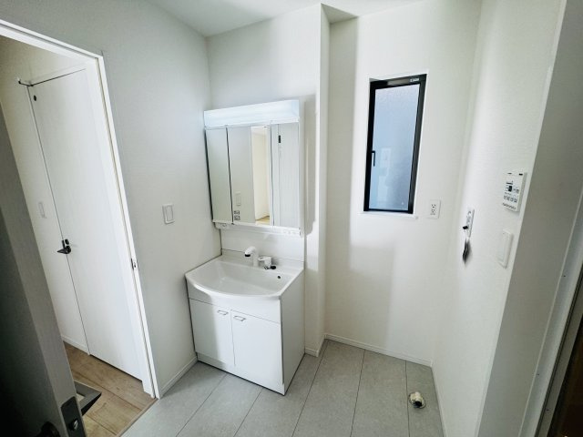 新築　前橋市広瀬町3丁目　Heartful　Town　B号棟の独立洗面台|　シャワー付きの洗面台は忙しい朝でも身支度を整えるのにとても便利◎							
