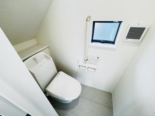 新築　前橋市広瀬町3丁目　Heartful　Town　B号棟のトイレ|　節水タイプのウォシュレット付きトイレ、水道料節約に一役買います！
