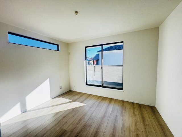 新築　前橋市広瀬町3丁目　Heartful　Town　B号棟の洋室|　全室南向きで明るいお部屋、子供部屋は明るい方が良いですよね♪							
					

