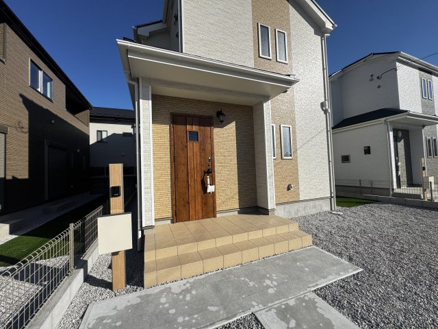 新築　前橋市広瀬町3丁目　Heartful　Town　B号棟の玄関|　ポストと一体型のTVモニターホンでセキュリティ安心！
