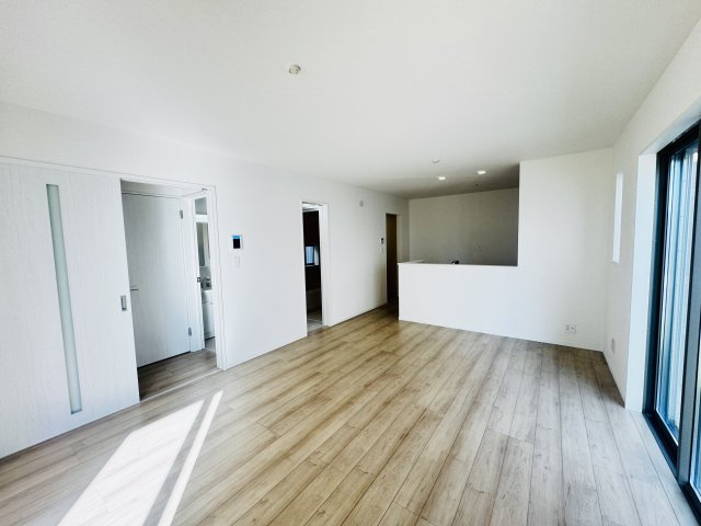 新築　前橋市広瀬町3丁目　Heartful　Town　B号棟の居間・リビング|　家族の会話が弾む対面キッチン。お子様の様子も確認できて安心ですね。

