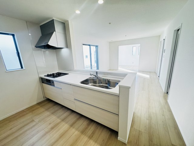 新築　前橋市広瀬町3丁目　Heartful　Town　B号棟のキッチン|　間口2550ｍｍで作業スペースも広々！換気扇も汚れが付きにくくお掃除がし易い設計です。
