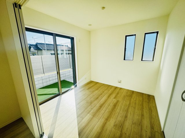 新築　前橋市広瀬町3丁目　Heartful　Town　C号棟の洋室|　リビング隣の洋室はお子様の遊び部屋としてもちょうどいいですね♪
