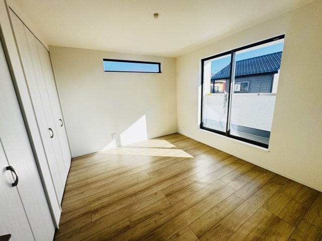 新築　前橋市広瀬町3丁目　Heartful　Town　C号棟の洋室|　全室南向きで明るいお部屋、子供部屋は明るい方が良いですよね♪							
					
