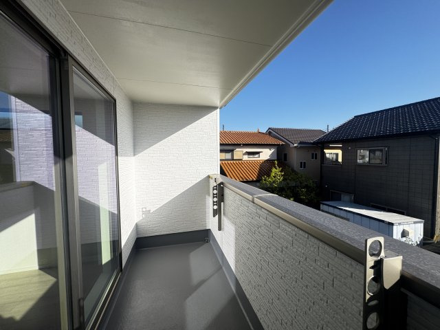 新築　前橋市広瀬町3丁目　Heartful　Town　C号棟のバルコニー|　インナーバルコニーで少しの雨なら濡れずにすみます。天気が怪しいけど…という悩みも解消ですね!									


