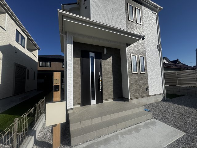 新築　前橋市広瀬町3丁目　Heartful　Town　C号棟の玄関|　ポストと一体型のTVモニターホンでセキュリティ安心！
