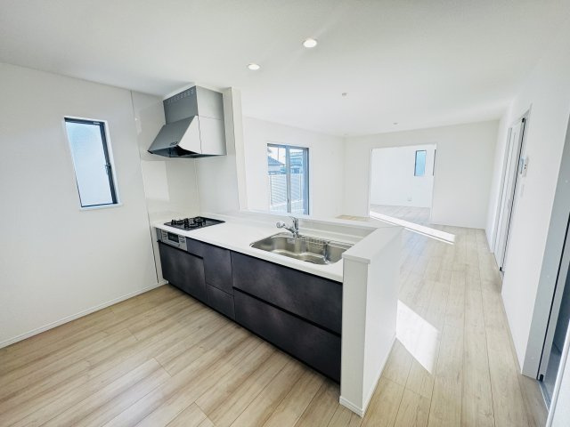 新築　前橋市広瀬町3丁目　Heartful　Town　C号棟のキッチン|　間口2550ｍｍで作業スペースも広々！換気扇も汚れが付きにくくお掃除がし易い設計です。
