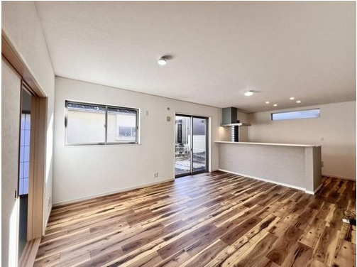 流山市東深井　中古戸建　平成27年築の居間・リビング