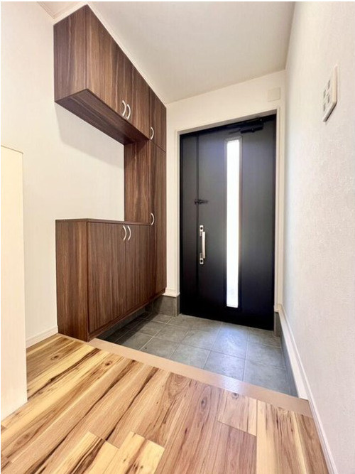 流山市東深井　中古戸建　平成27年築の玄関