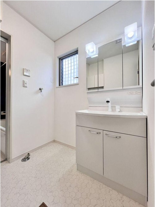 流山市東深井　中古戸建　平成27年築の独立洗面台