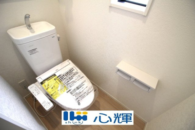 【トイレ】 | クレイドルガーデン宇部市際波第７（１号棟） | いつまでも清潔な空間であって頂けますように、汚れをふき取り易いフロアと壁紙をチョイス致しました。