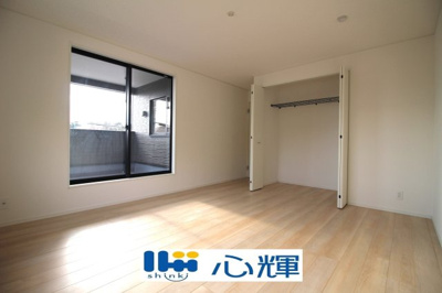 【洋室】 | クレイドルガーデン宇部市際波第７（１号棟） | 明るさを基調とした部屋は、光を反射するので部屋を明るく美しく見せる効果もあります。