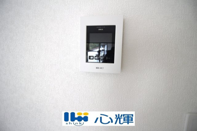 【セキュリティ】 | クレイドルガーデン宇部市際波第７（１号棟） | 玄関にはＴＶモニター付きインターホン（カメラ）が標準設置。セキュリティも安心です。
