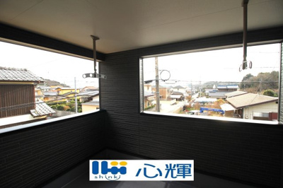 【バルコニー】 | クレイドルガーデン宇部市際波第７（１号棟） | 日当たりのよい住宅エリアですので、多くの陽光が降り注ぎ、室内には陽だまりを生み出してくれます。