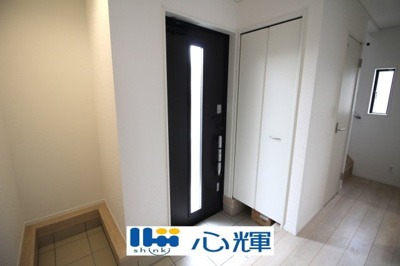 【玄関】 | クレイドルガーデン宇部市際波第７（１号棟） | たくさんある靴もすべて収納して頂け、玄関をスッキリ綺麗な空間にまとめます。


