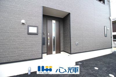 【玄関】 | クレイドルガーデン宇部市際波第７（１号棟） | 玄関に設置の宅配ボックスは外出で不在の時も荷物の受け取りが可能です♪
