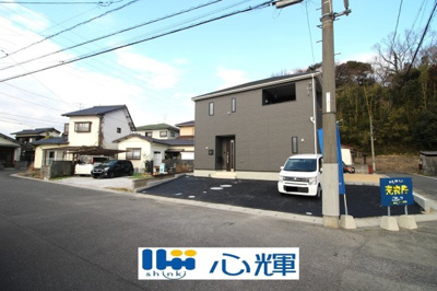 【外観】 | クレイドルガーデン宇部市際波第７（１号棟） | 家の顔となる玄関は洋風なデザイン。スッキリとした広さを確保し、沢山のゲストを迎えても安心です。