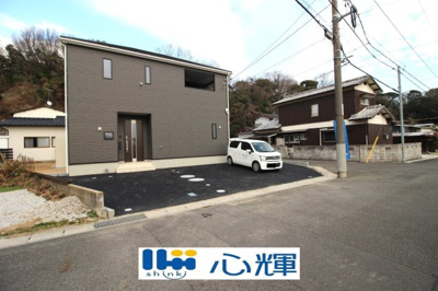 【前面道路含む現地写真】 | クレイドルガーデン宇部市際波第７（１号棟） | 明るい日差しが差し込む現地。車もゆったり駐めることが出来ます。ぜひ現地をご覧下さい。
