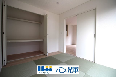 【和室】 | クレイドルガーデン宇部市際波第７（１号棟） | リビングの横に和室があれば、畳の上で遊ぶ子供をキッチンから見守れるので嬉しいですね。

