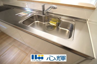 【キッチン】 | クレイドルガーデン宇部市際波第７（１号棟） | 浄水器付きです。水栓は先端が引き出せるのでシンクの隅々まで水が届きます。


