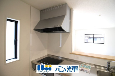 【キッチン】 | クレイドルガーデン宇部市際波第７（１号棟） | 最新タイプのレンジフードは吸引性能も良好！お手入れもカンタンです。
