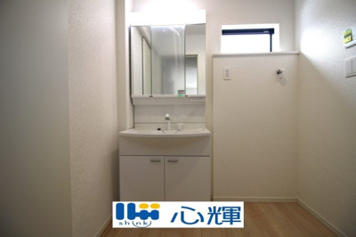 【独立洗面台】 | クレイドルガーデン宇部市際波第７（１号棟） | 平日の朝であっても落ち着きと寛ぎを感じられ、スムーズに身支度が完了します。