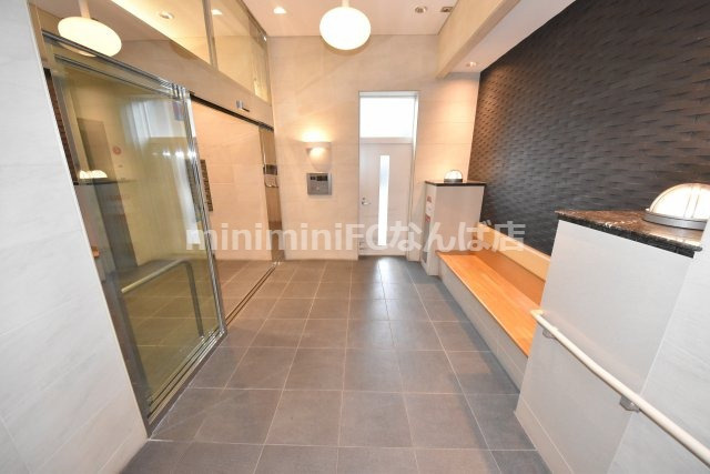 グランルージュ谷町六丁目のエントランス