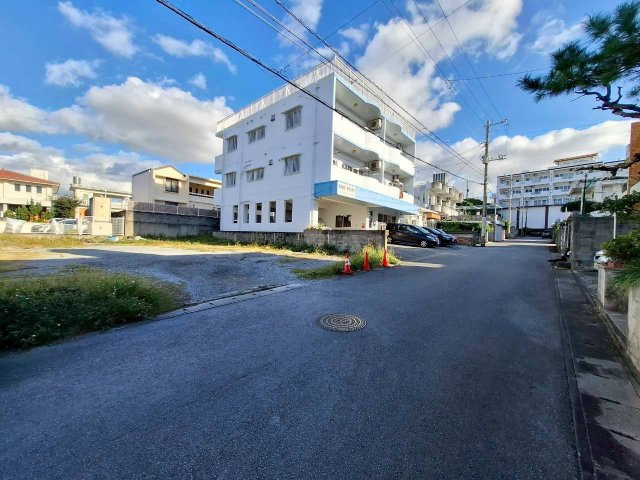 北谷町桑江　売土地の前面道路含む現地写真