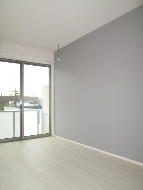 川崎市麻生区百合丘１丁目の賃貸マンションの居間・リビング|アクセントクロス