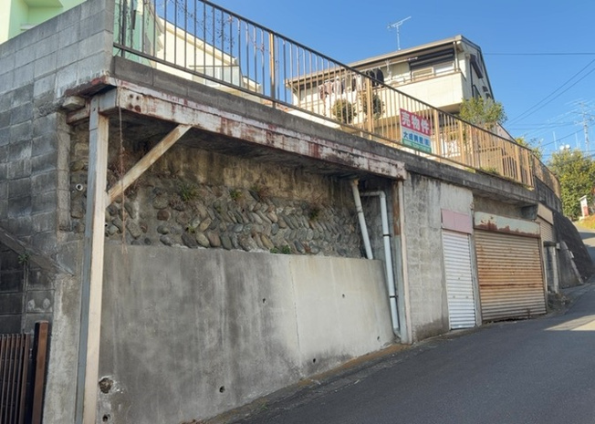【外観】 | 土地購入を検討されている場合、境界杭がない状態で購入してしまうと境界確定測量をする必要があり、費用がかかります。購入の前に、売主、隣土地所有者立ち合いのもと境界を確定し境界杭を設置するのがベストです。
