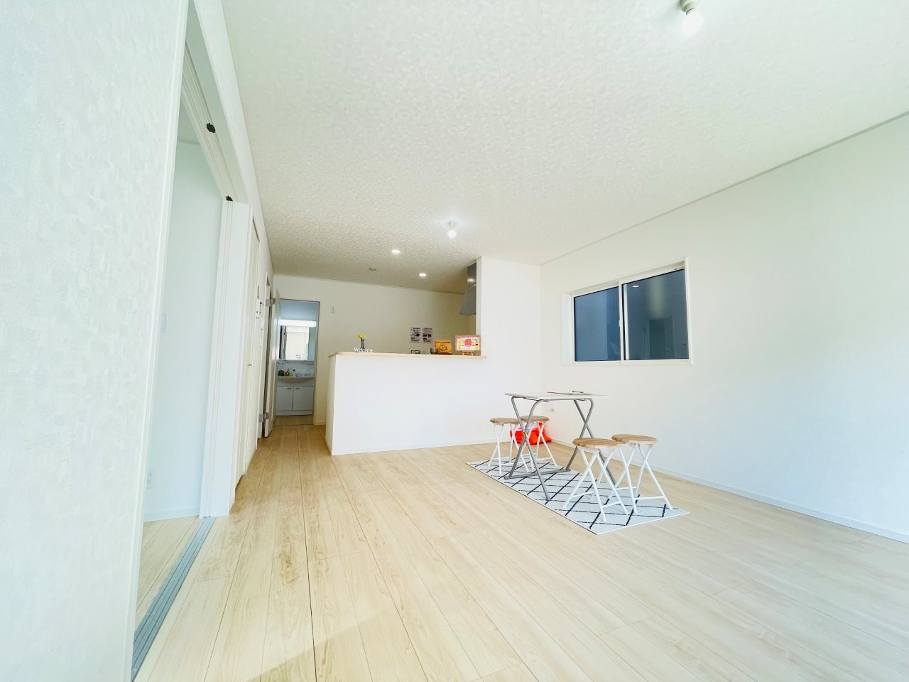 豊田市明和町第5　新築分譲住宅　全4棟　2号棟の居間・リビング|どこにいても家族の顔が見える、明るく開放的なLDK。