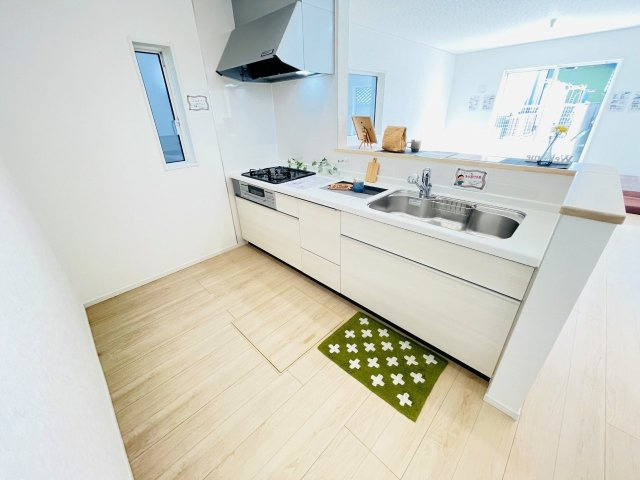 豊田市明和町第5　新築分譲住宅　全4棟　2号棟のキッチン|広いシステムキッチンでお子様と一緒にお料理もできます。