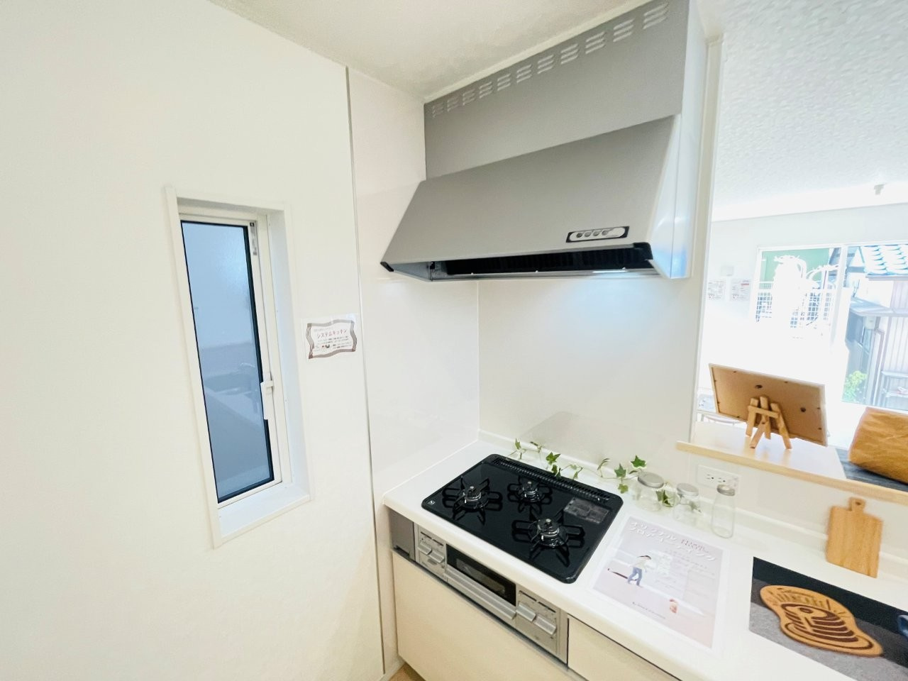 豊田市明和町第5　新築分譲住宅　全4棟　2号棟のキッチン|便利な3口コンロ。