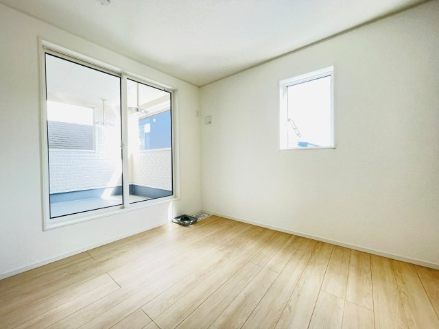 豊田市明和町第5　新築分譲住宅　全4棟　2号棟の洋室|大きな窓からたっぷりと陽光が注がれる明るい空間です。