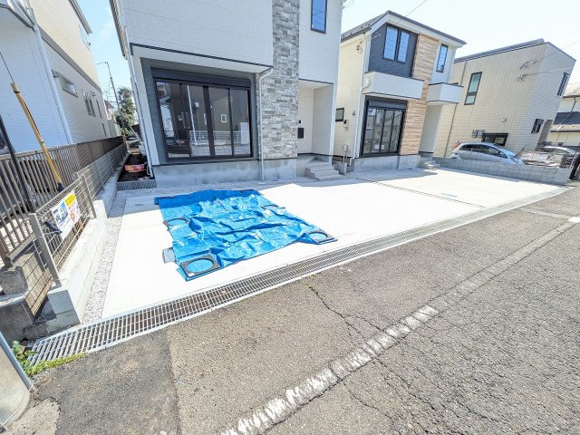 八王子市　富士見町　新築一戸建て　８期の駐車場|～並列3台駐車可能カースペース付き～