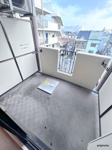 Luxe淡路　仲介手数料無料のバルコニー