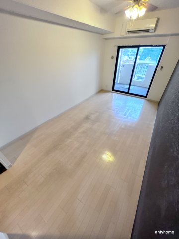 Luxe淡路　仲介手数料無料の居間・リビング