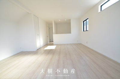 【居間・リビング】 | 綾瀬市上土棚北2丁目 新築戸建て 全2棟【仲介手数料無料】 | 宅地建物取引士による不動産のご説明・現地のご案内、住宅金融普及協会住宅ローンアドバイザーが住宅ローンのアドバイスから融資実行までのお手伝いをしっかりサポートします♪