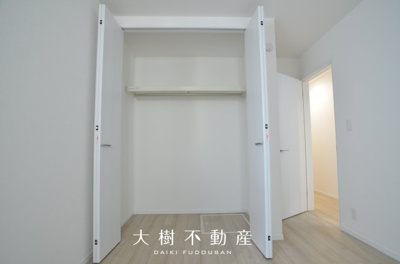 【洋室】 | 綾瀬市上土棚北2丁目 新築戸建て 全2棟【仲介手数料無料】 | 1階　洋室2（6.5帖）クローゼット