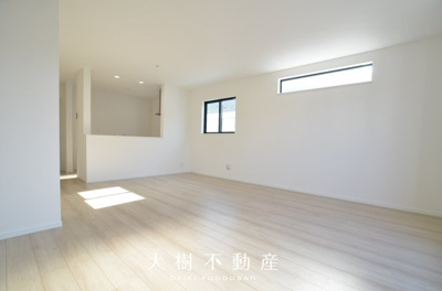 【居間・リビング】 | 綾瀬市上土棚北2丁目 新築戸建て 全2棟【仲介手数料無料】