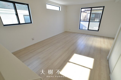 【居間・リビング】 | 綾瀬市上土棚北2丁目 新築戸建て 全2棟【仲介手数料無料】