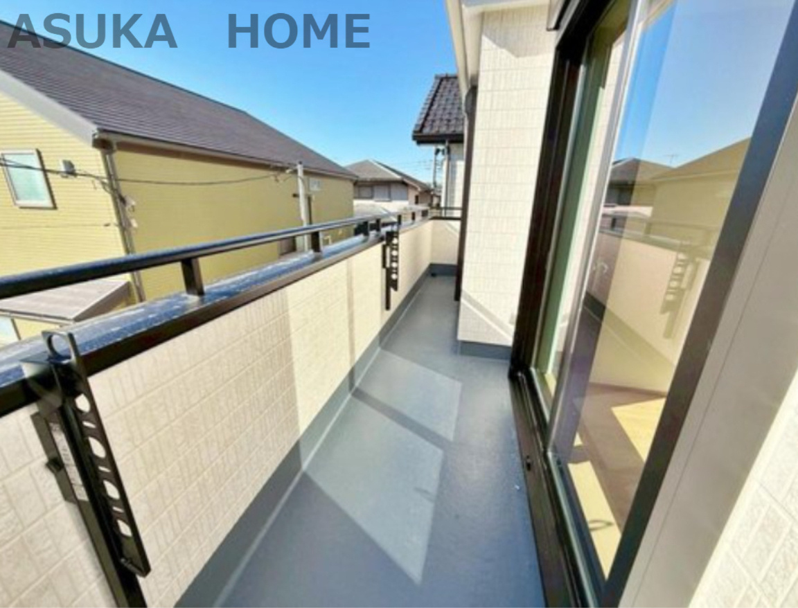 戸塚区南舞岡４丁目戸建のバルコニー|バルコニーは広く、大量な洗濯物もいっぺんに干せるので、お子様が多いご家族には嬉しいですね。