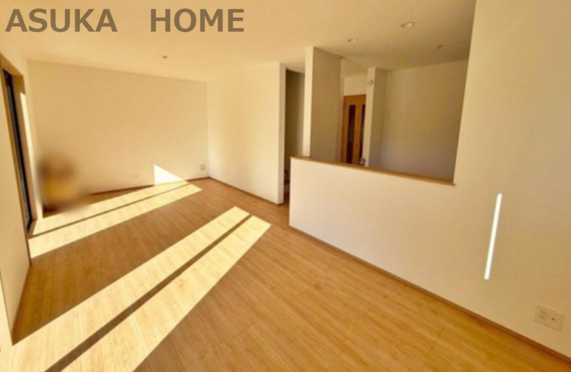 戸塚区南舞岡４丁目戸建の居間・リビング|よく陽当りが入る充分な広さと落ち着いたデザインの心地良いリビングです♪
