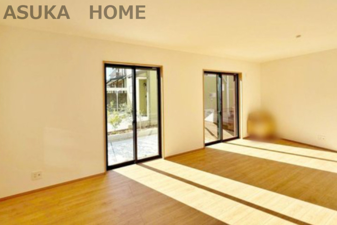 戸塚区南舞岡４丁目戸建の居間・リビング|陽当り良く思わずフローリングに寝そべりたくなるリビングです
