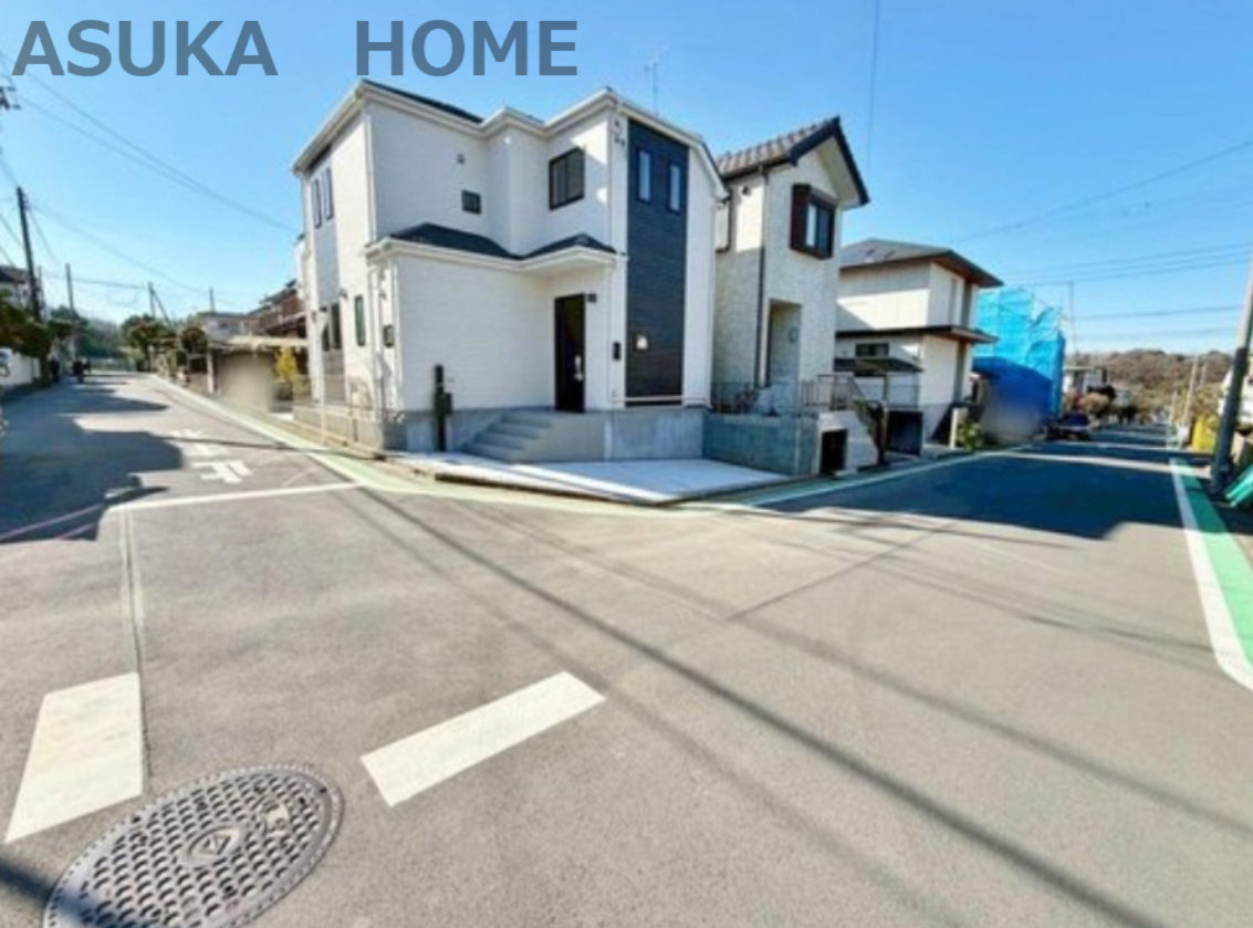 戸塚区南舞岡４丁目戸建の前面道路含む現地写真|現地は前面道路も広く閑静な住宅地なのでゆったり生活できそうです。