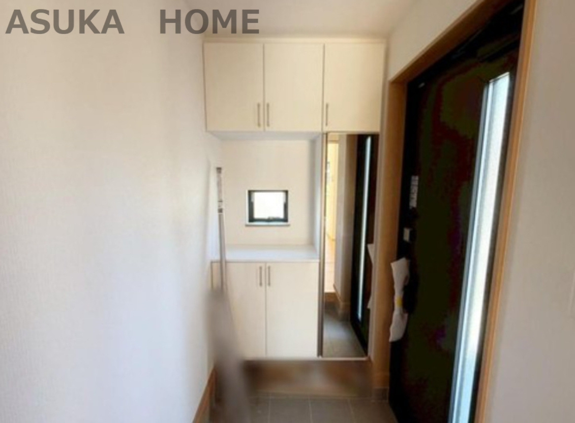 戸塚区南舞岡４丁目戸建の玄関|玄関の小窓や玄関扉からも採光があるので、暗くなりがちな玄関も明るく雰囲気になります。