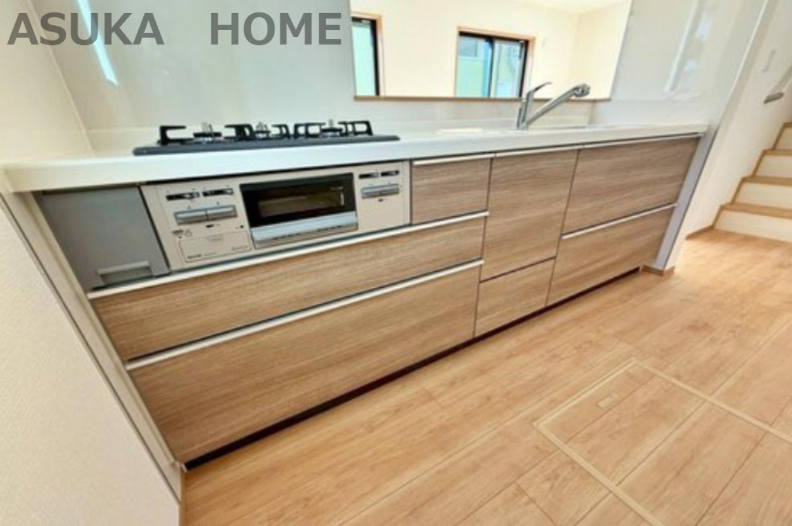 戸塚区南舞岡４丁目戸建のキッチン|床とキッチンの面材カラーも合わせているので統一感あるキッチンスペースになっております。
