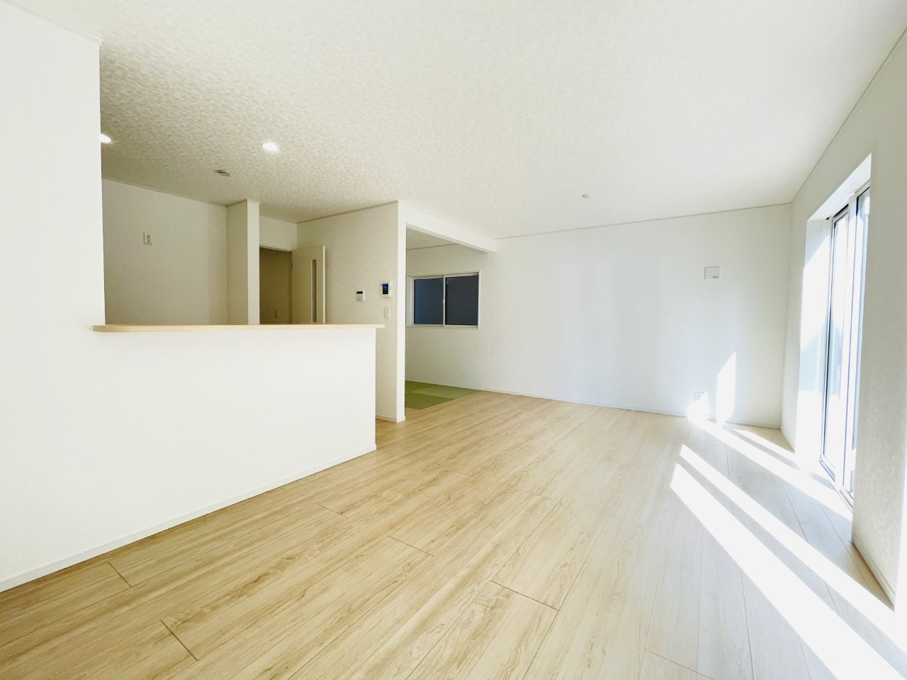 豊田市明和町第5　新築分譲住宅　全4棟　3号棟の居間・リビング|どこにいても家族の顔が見える、明るく開放的なLDK。