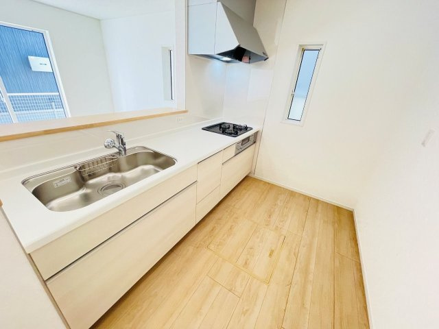 豊田市明和町第5　新築分譲住宅　全4棟　3号棟のキッチン|広いシステムキッチンでお子様と一緒にお料理もできます。