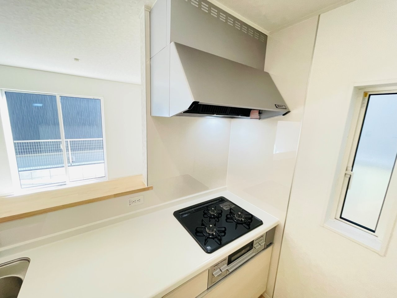 豊田市明和町第5　新築分譲住宅　全4棟　3号棟のキッチン|便利な3口コンロ。